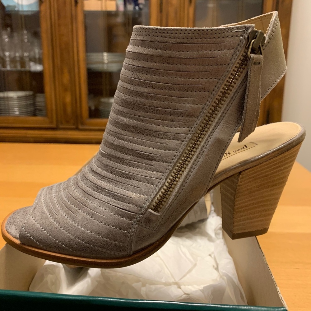 Never worn Paul Green sexy zip shoes!